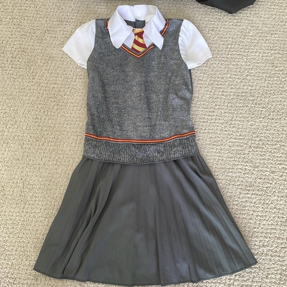 Hermione Dress and Gryffindor Robe (Harry Potter) - Picture 4 of 7